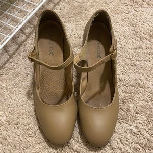 Tan Capezio size 6 heeled tap shoe